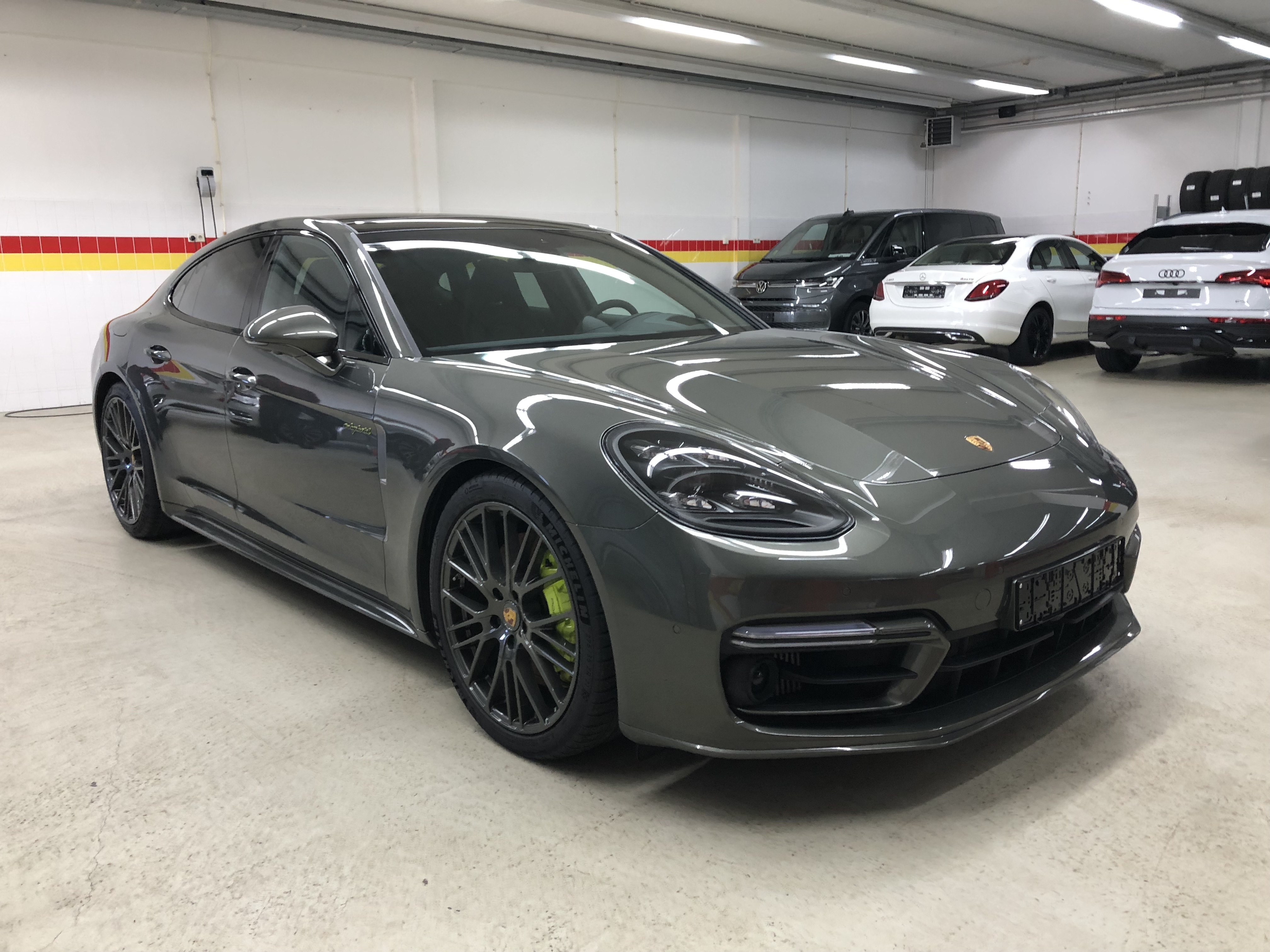 Porsche Panamera 4 E-Hybrid Platinum Edition